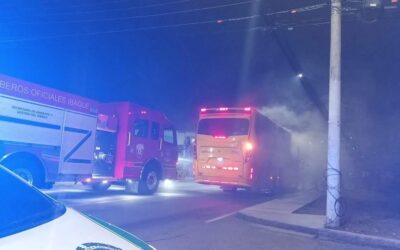 Comunidad heroica en Ibagué: autobús en llamas controlado gracias a la rápida acción local