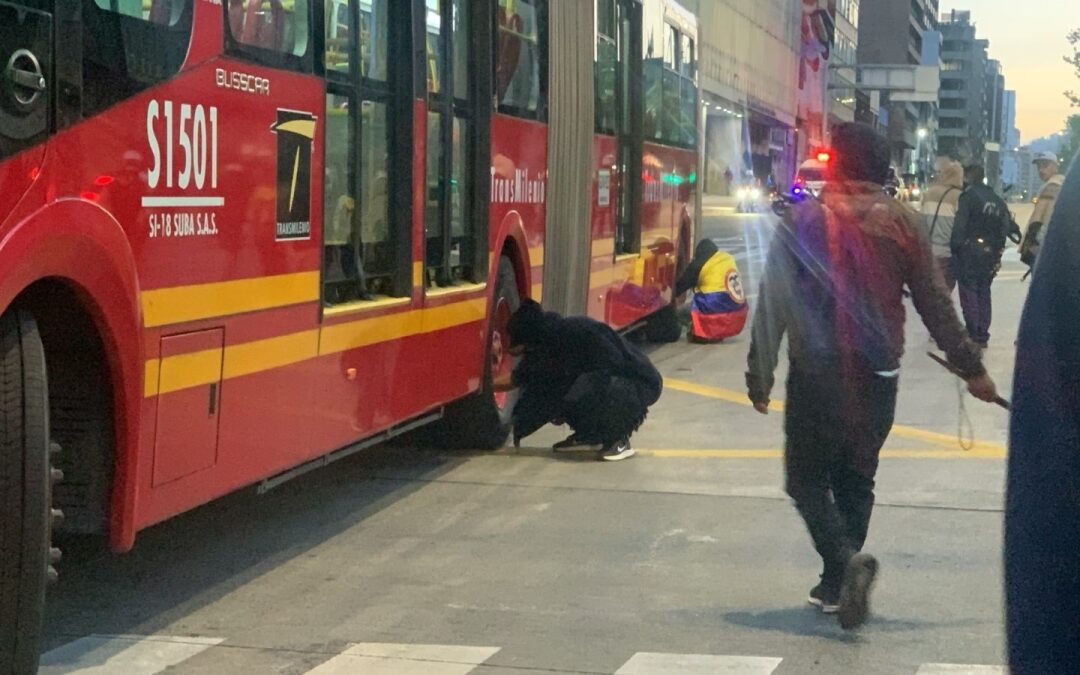 Guardias indígenas vandalizan buses de Transmilenio y agreden a ciudadanos en el centro de Bogotá