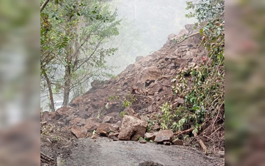 Alerta en la carretera: Cierre total por deslizamiento entre Playarrica y Roncesvalles