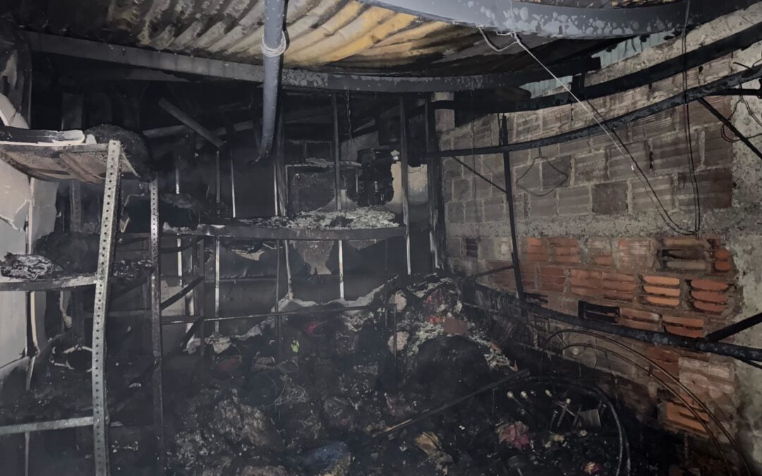 Cortocircuito desata incendio en la bodega del restaurante La Comarca