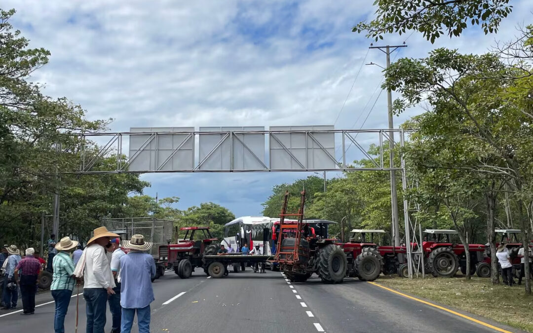 Tractores y maquinaria agravan bloqueos en carreteras del Tolima – Posibles nuevos puntos de bloqueo