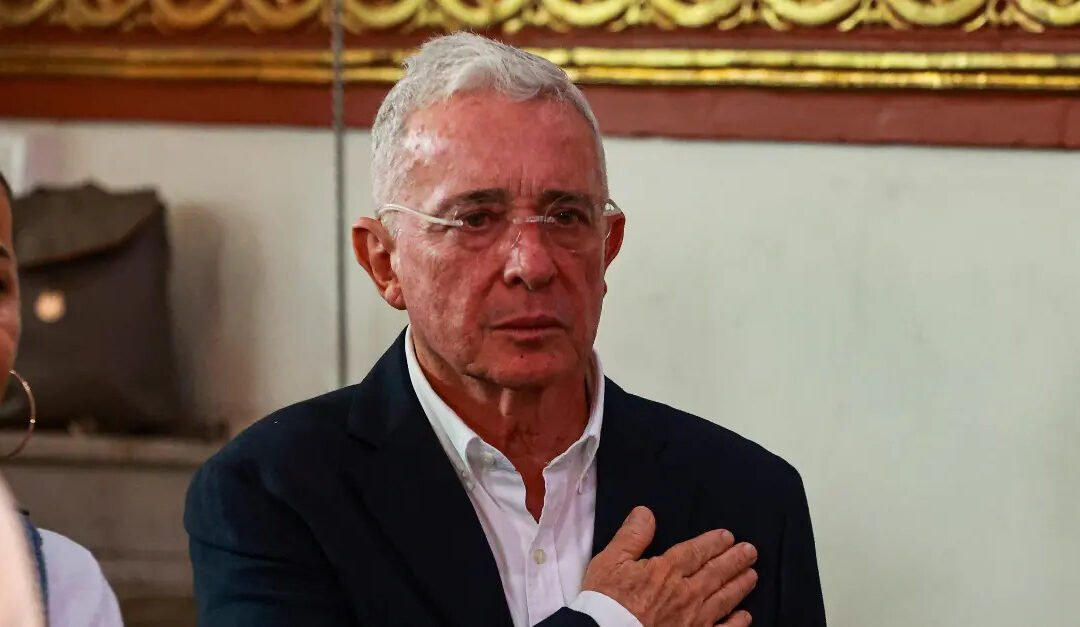 Uribe condenado a 12 años de prisión domiciliaria por fraude procesal y soborno