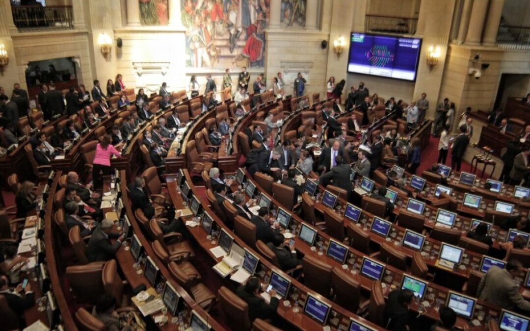 Senadores advierten que reforma tributaria de 26,3 billones golpea a la clase media