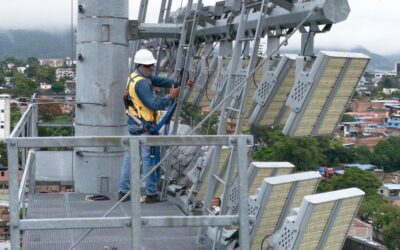 Realizan mantenimiento al sistema de iluminación del estadio Manuel Murillo Toro.