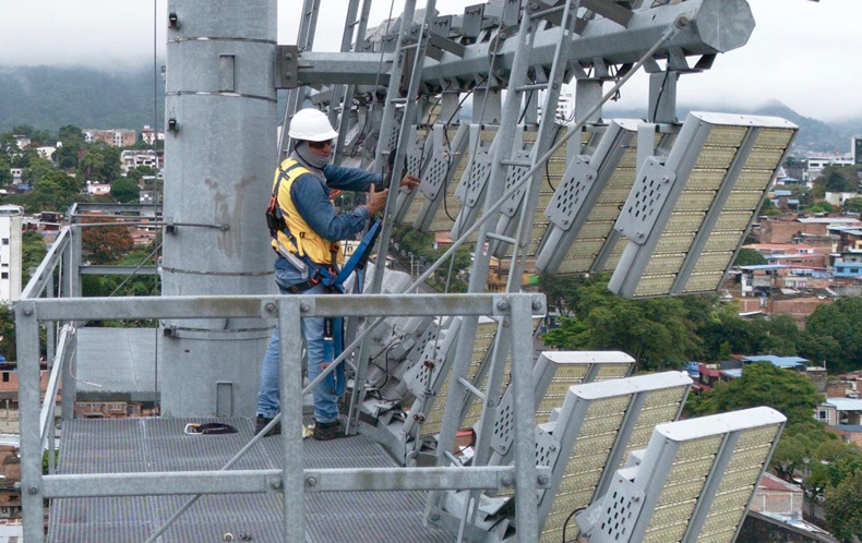 Realizan mantenimiento al sistema de iluminación del estadio Manuel Murillo Toro.