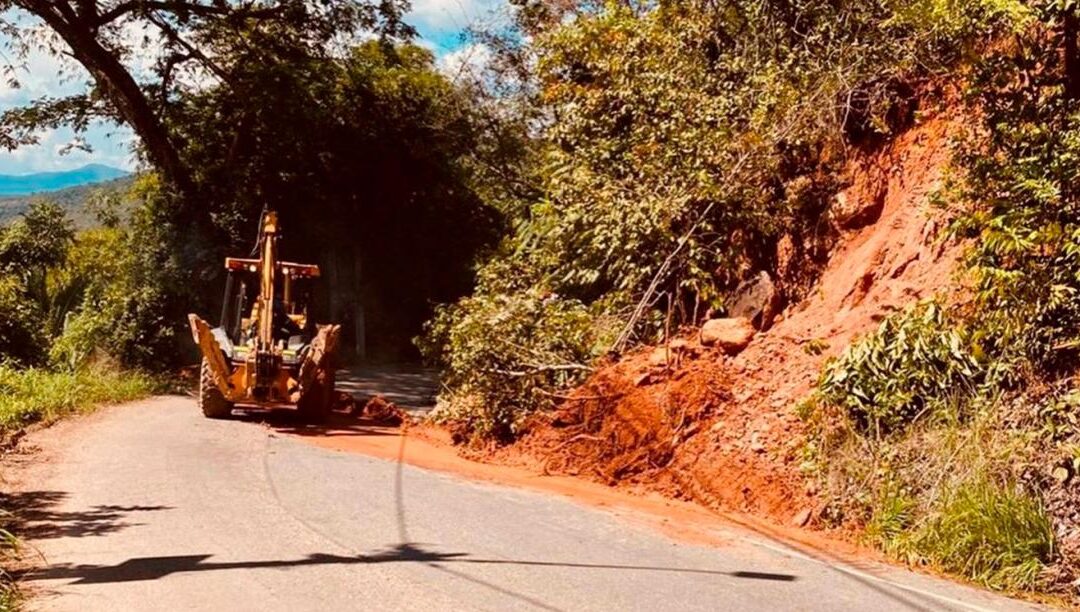 Instalan malla de contención en la vía entre Melgar e Icononzo para reducir riesgos por caída de rocas