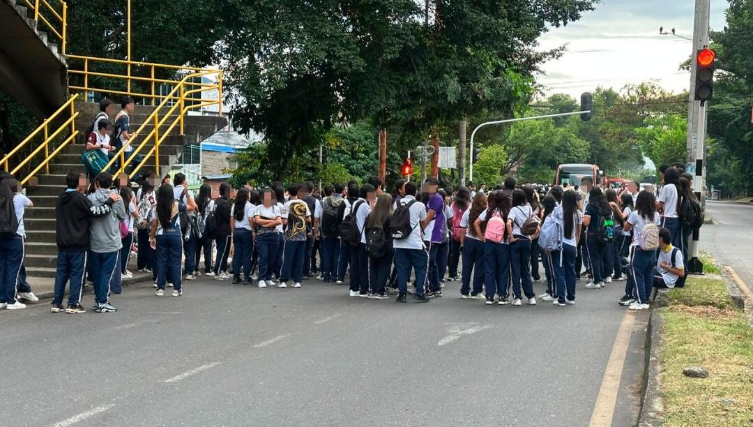 Estudiantes de La Sagrada Familia protestaron en la carrera Quinta por el estado de un muro perimetral