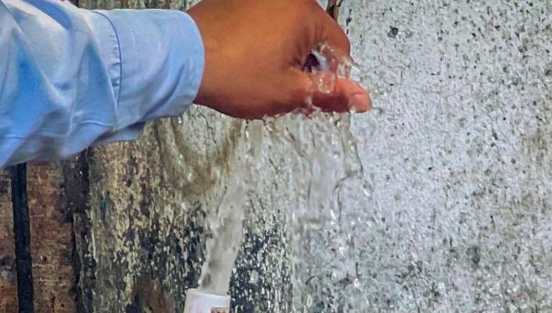 Habitantes de La Francia reiteran denuncia por fuga de agua que continúa sin solución