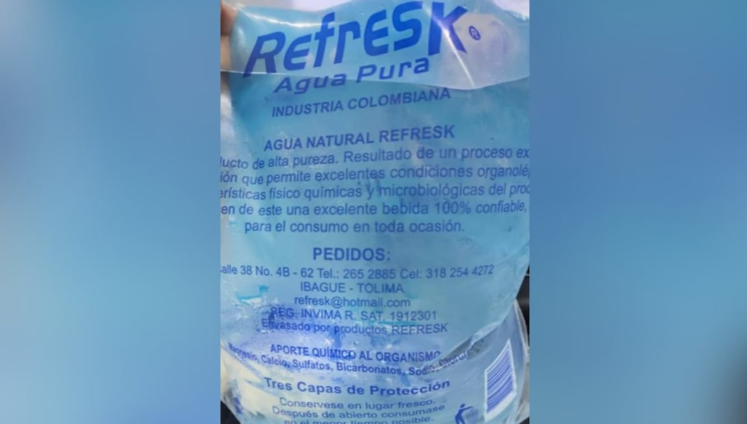Invima alerta sobre agua embotellada con registro sanitario falso y recomienda no consumirla