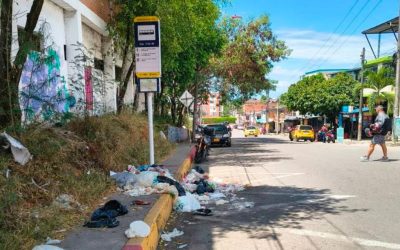 Denuncian acumulación de basuras en paradero de buses del barrio El Jardín en Ibagué